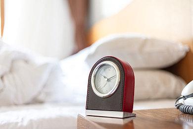 俄罗斯女主播直播过程中遭愤怒邻居闯入掀翻设备